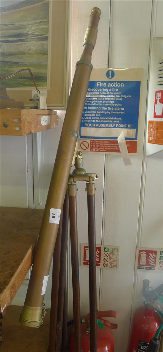 Telescope on stand(-)